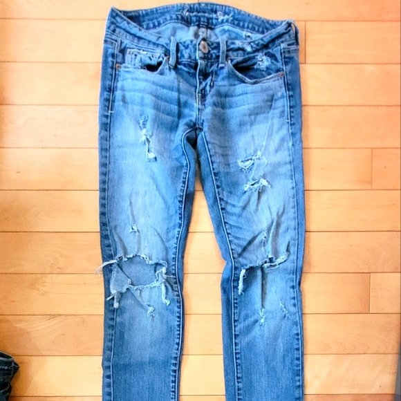 American eagle ripped blue jeans